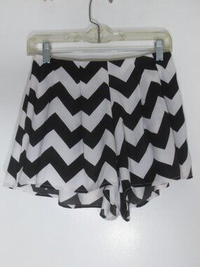 NEW Moxeay Shorts Black White Chevron Print Flowy Ultra High Rise Skort Size S